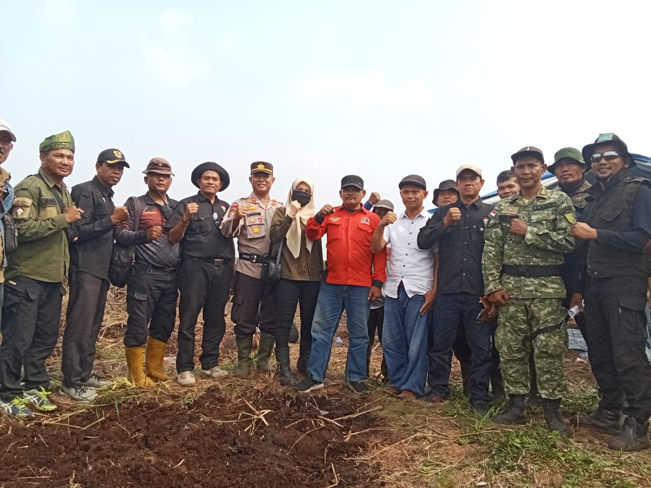 Alat Berat PT SRL dikawal Aparat Kepolisian Yang Merusak Tanaman Warga Desa Mumpa Di Khawatirkan Rempang Ke-2 Terjadi Di Tanah Tertinggal