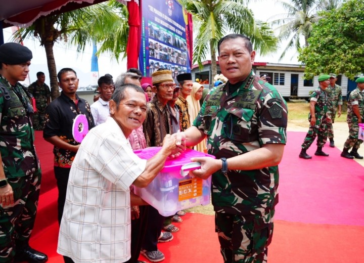 Natuna Secara Geografis Sentral ASEAN