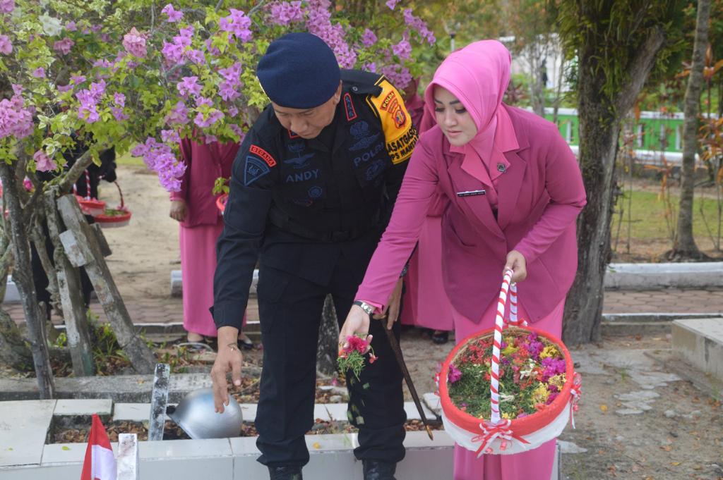 Peringati HUT Ke-78, Satbrimob Polda Kaltim Laksanakan Tradisi Anjangsana ke Warakawuri dan Purnawirawan