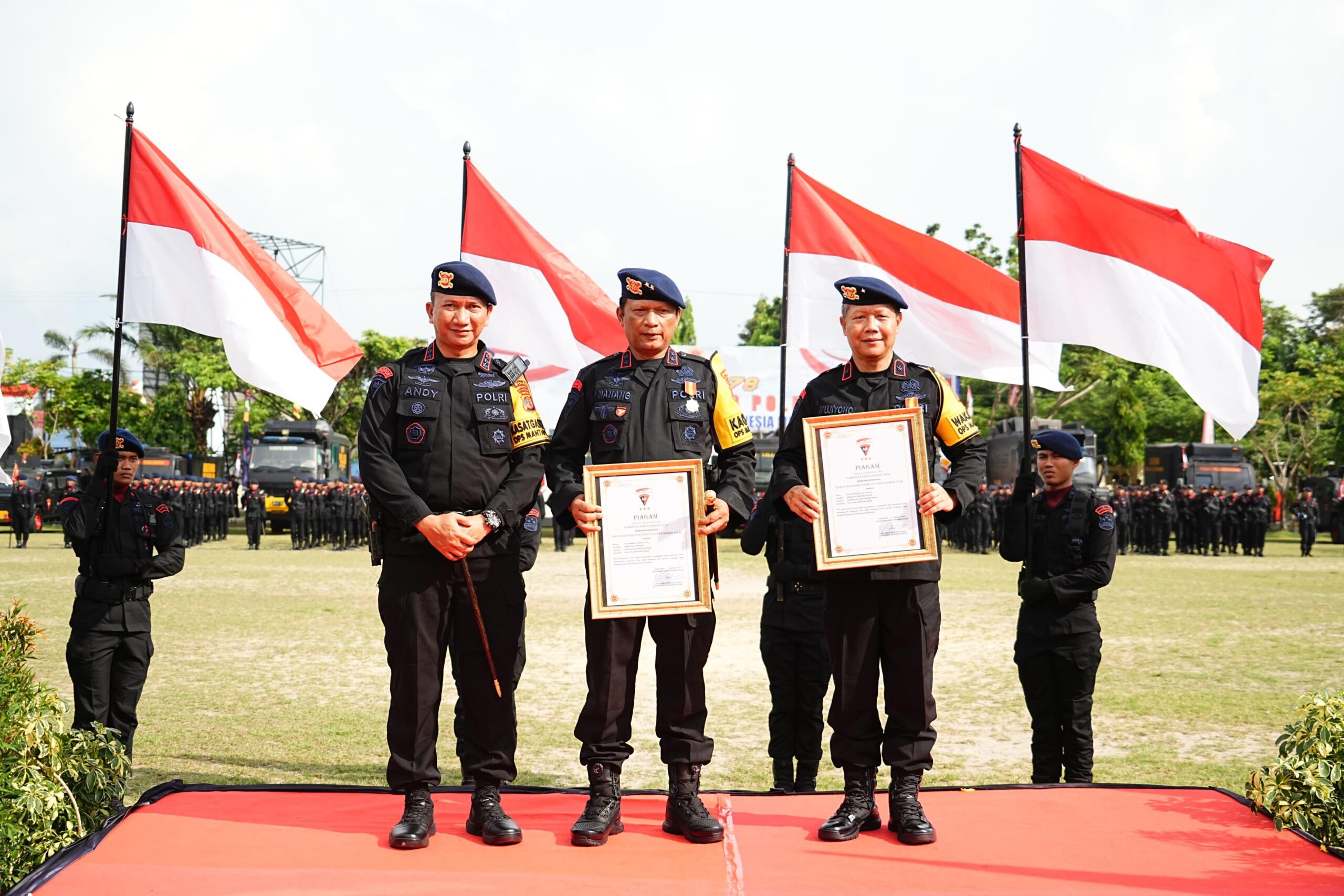 Peringati HUT Ke-78 Korps Brimob Polri, Kapolda dan Wakapolda Kaltim Terima Anugerah Kehormatan Warga Brimob