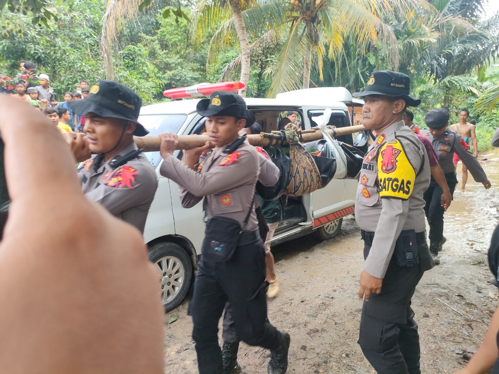 Tim Identifikasi Polres Paser Bantu pencarian korban Longsor di Kec. Muara Uya Kab. Tabalong Kalsel, Perbatasan Kaltim-Kalsel