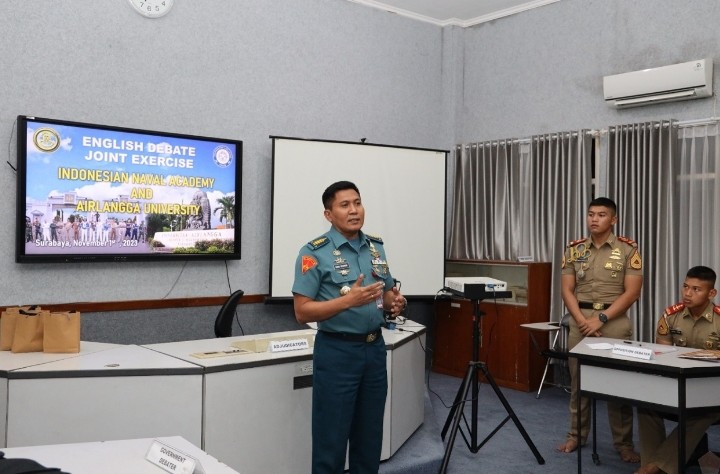 Taruna AAL Melaksanakan English Debate Joint Exercise Dengan Mahasiswa Unair