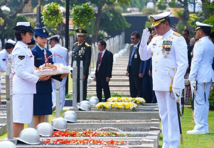 Panglima TNI Hadiri Upacara Peringatan Hari Pahlawan dan Tabur Bunga di TMP Kalibata