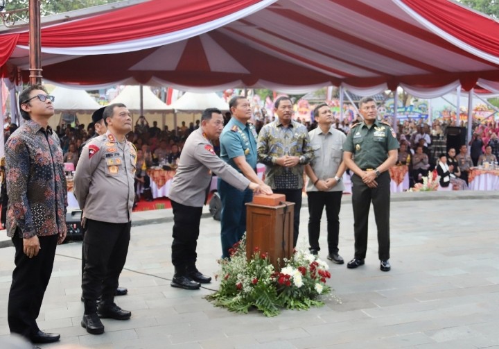 Panglima TNI Bersama Kapolri Meresmikan Monumen Jenderal Polisi Hoegeng Iman Santoso