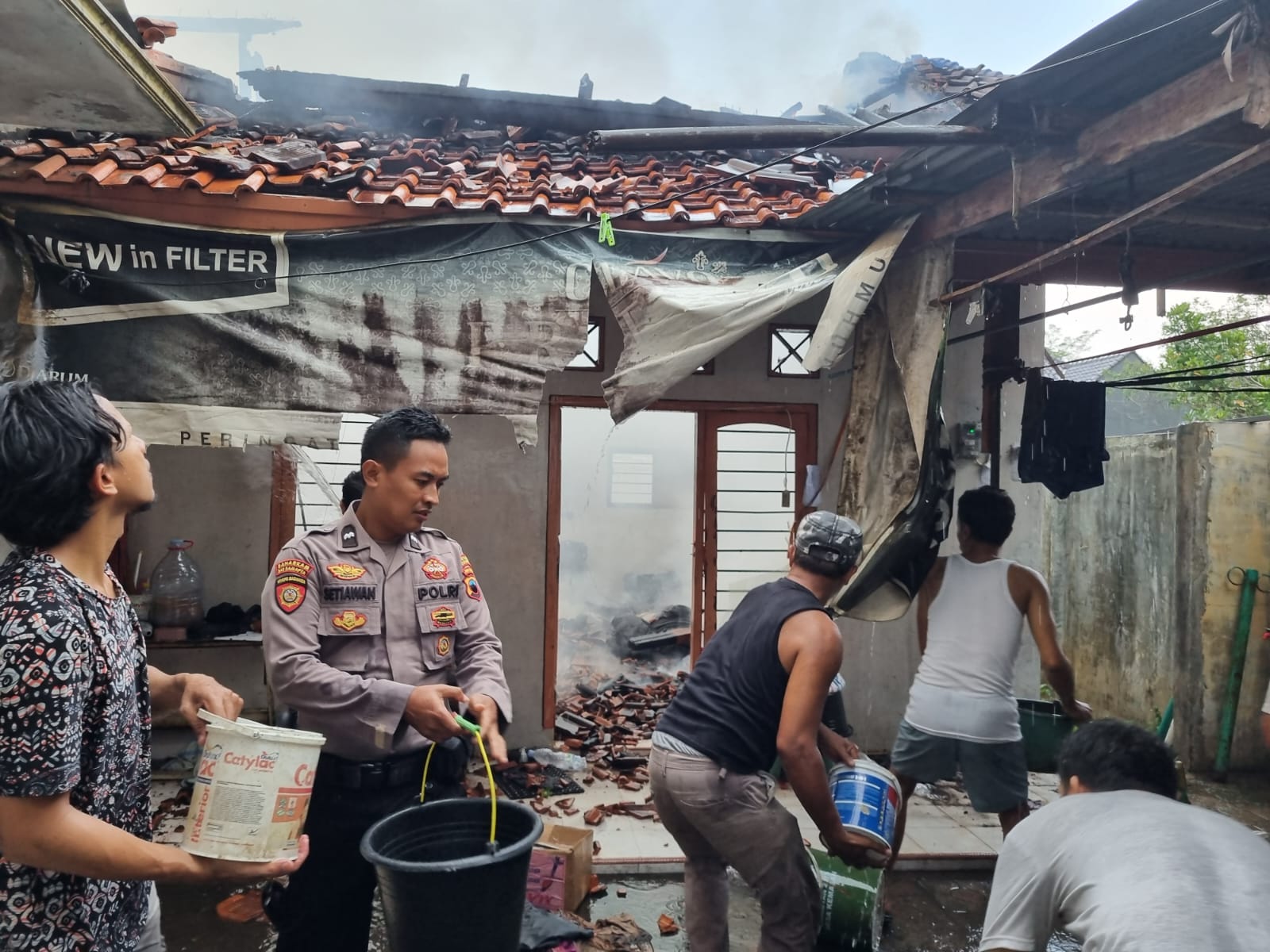 Kebakaran Rumah Konveksi di Bojong, Dalmas Polres Pekalongan Sigap Bantu Padamkan Api