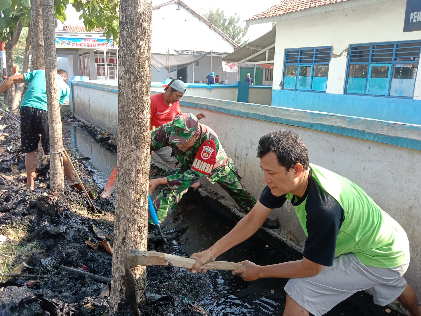 Babinsa Koramil 02/Taman Kerja Bakti di Desa Wanarejan Selatan