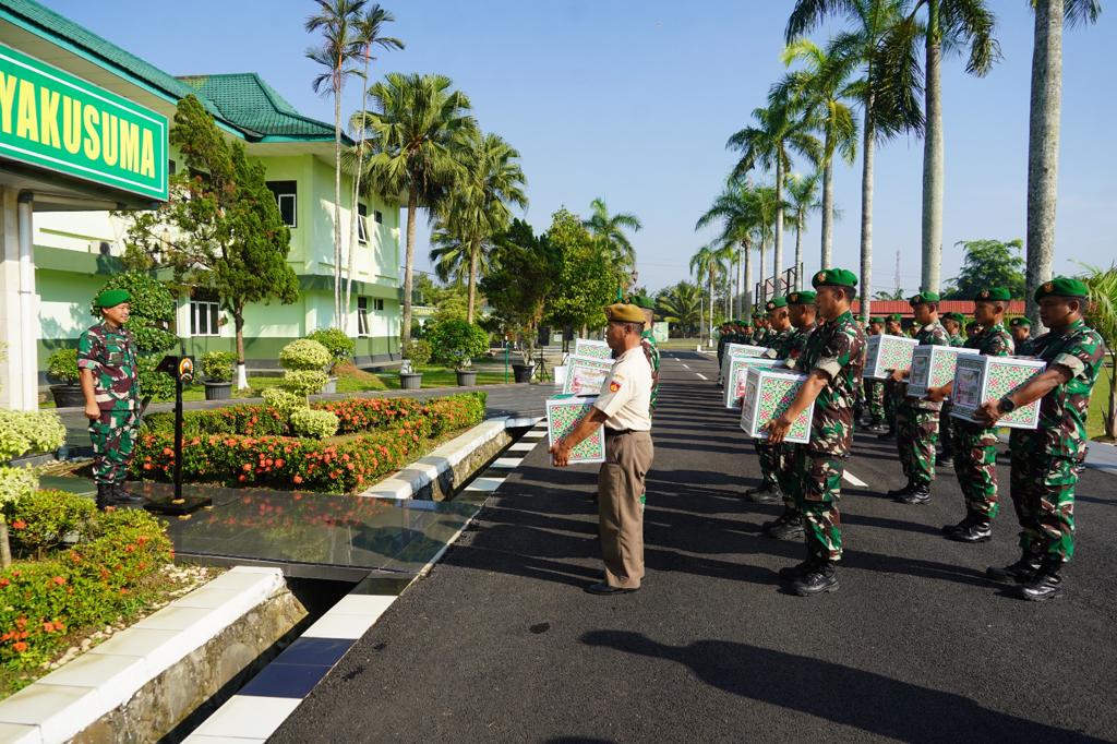 Kepedulian dan Perhatian Komandan, Serahkan Bingkisan Natal Pada Anggota