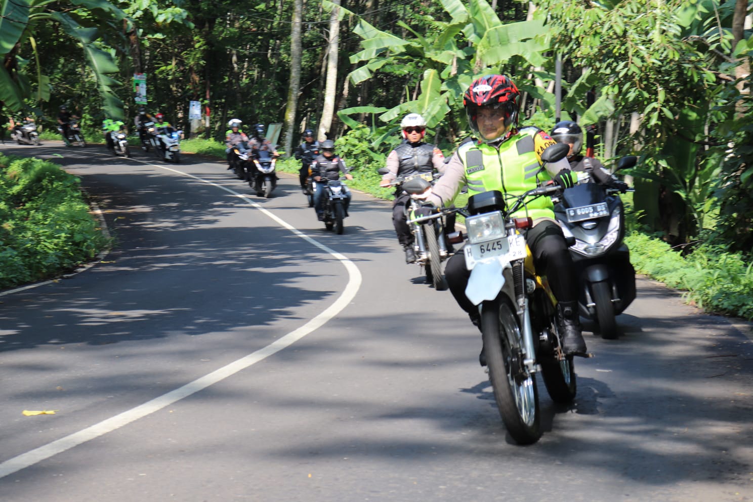 Patroli Kamtibmas, Kapolres Pekalongan Kendarai Sepeda Motor Sambangi Gereja dan Objek Wisata di Petungkriyono