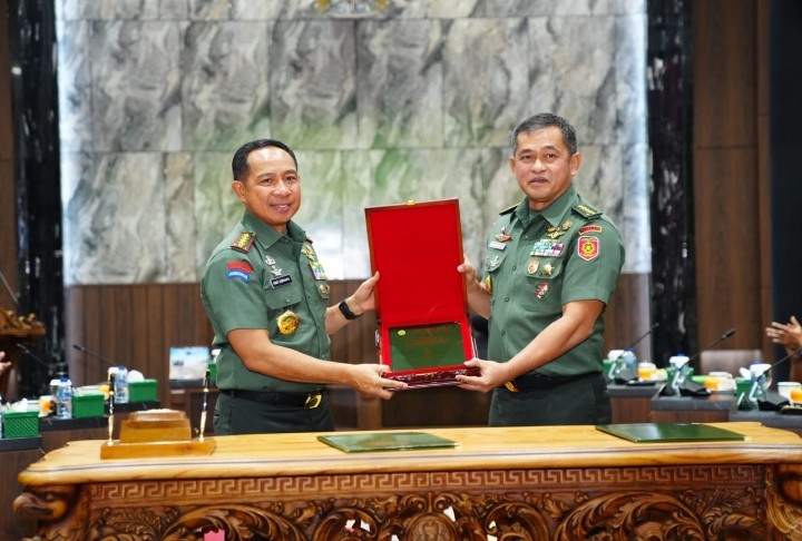 Panglima TNI Jenderal TNI Agus Subiyanto Serah Terimakan Risalah Kasad