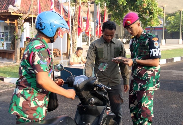 Wujudkan Rasa Aman Berlalu Lintas, Batalyon Intai Amfibi 2 Marinir Laksanakan Gaktib Internal