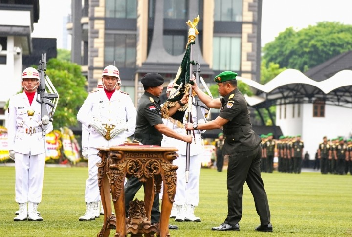 Panglima TNI Jenderal TNI Agus Subiyanto Serahkan Jabatan Kasad Kepada Jenderal TNI Maruli Simanjuntak