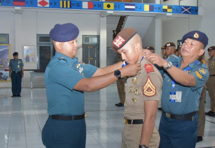 Asah Kemampuan: Taruna AAL Korps Pelaut Tingkat II Angkatan Ke-71 Laksanakan Lattek Komunikasi Isyarat