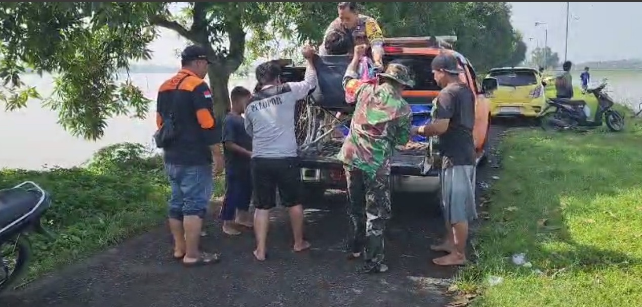 Sinergitas, Polisi Bersama TNI dan BPBD Evakuasi Korban Banjir di Mojokerto