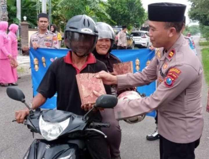 Kapolsek Sukorejo Bersama Bhayangkari Ranting Sukorejo Berbagi Takjil