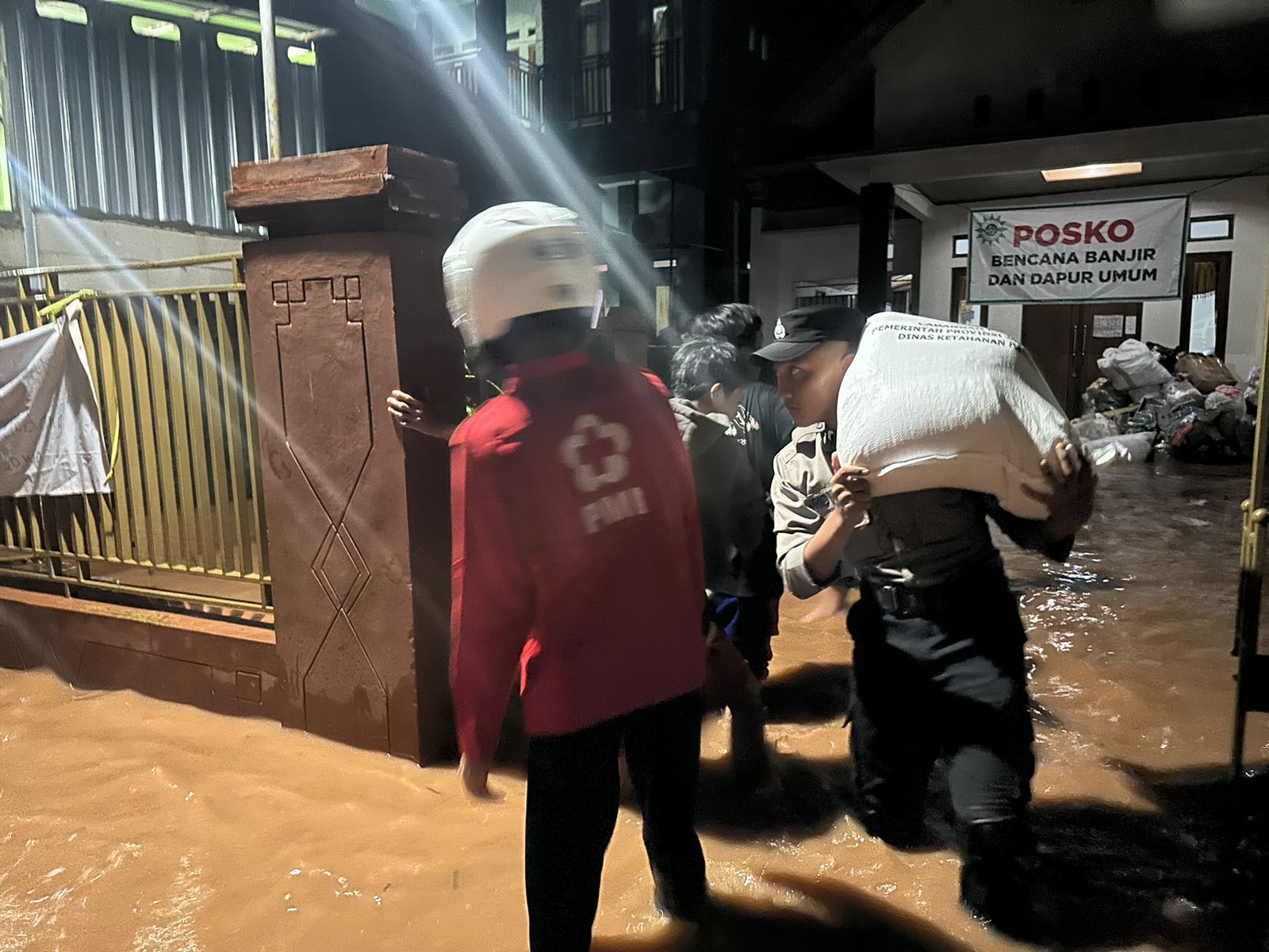 Posko Banjir Bandang Wangandowo Tergenang Air Karena Hujan Deras, Polres Pekalongan Lakukan Evakuasi