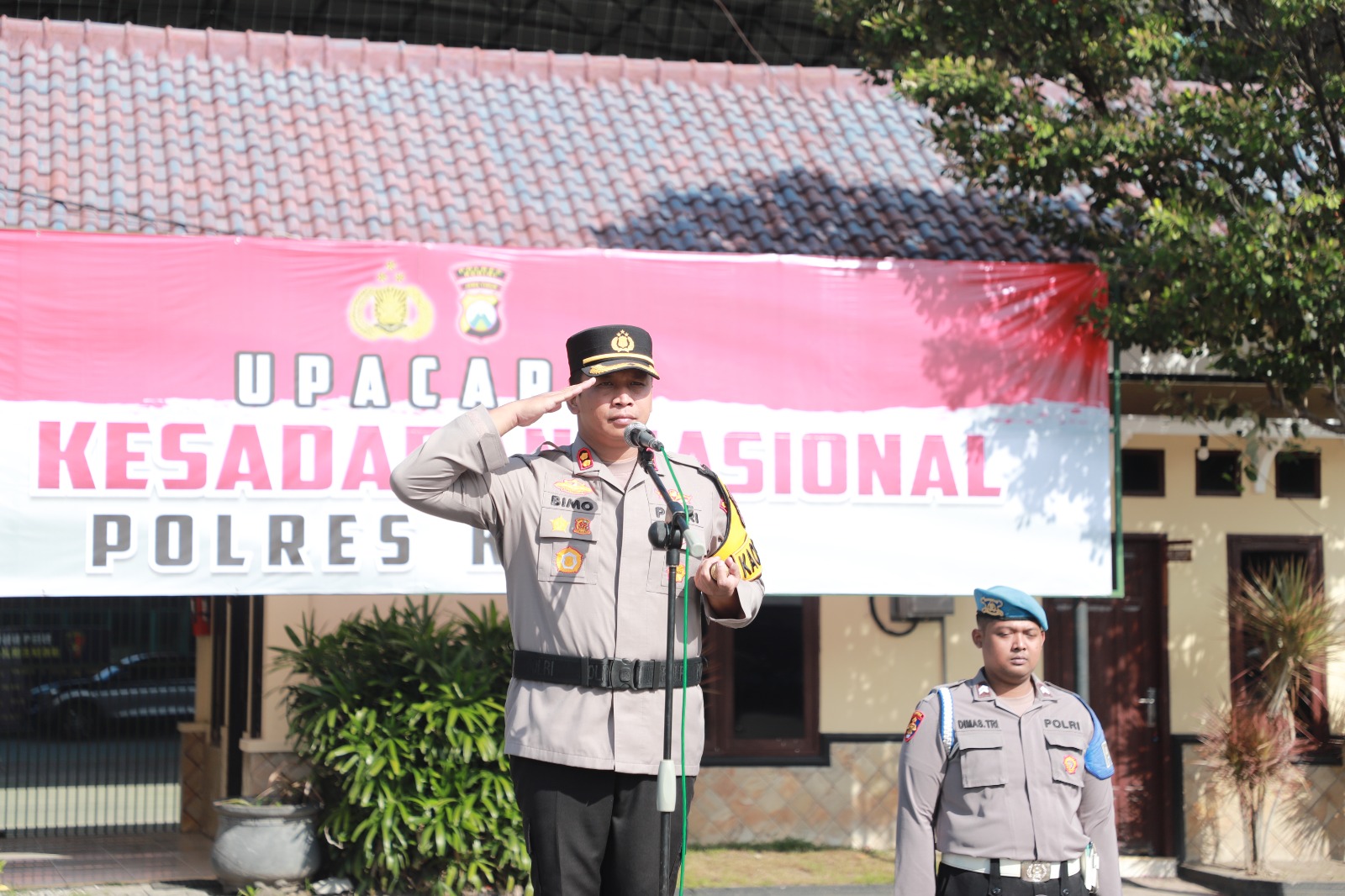 Berprestasi dan Berdedikasi Tinggi, Puluhan Personel Polres Kediri Terima Penghargaan