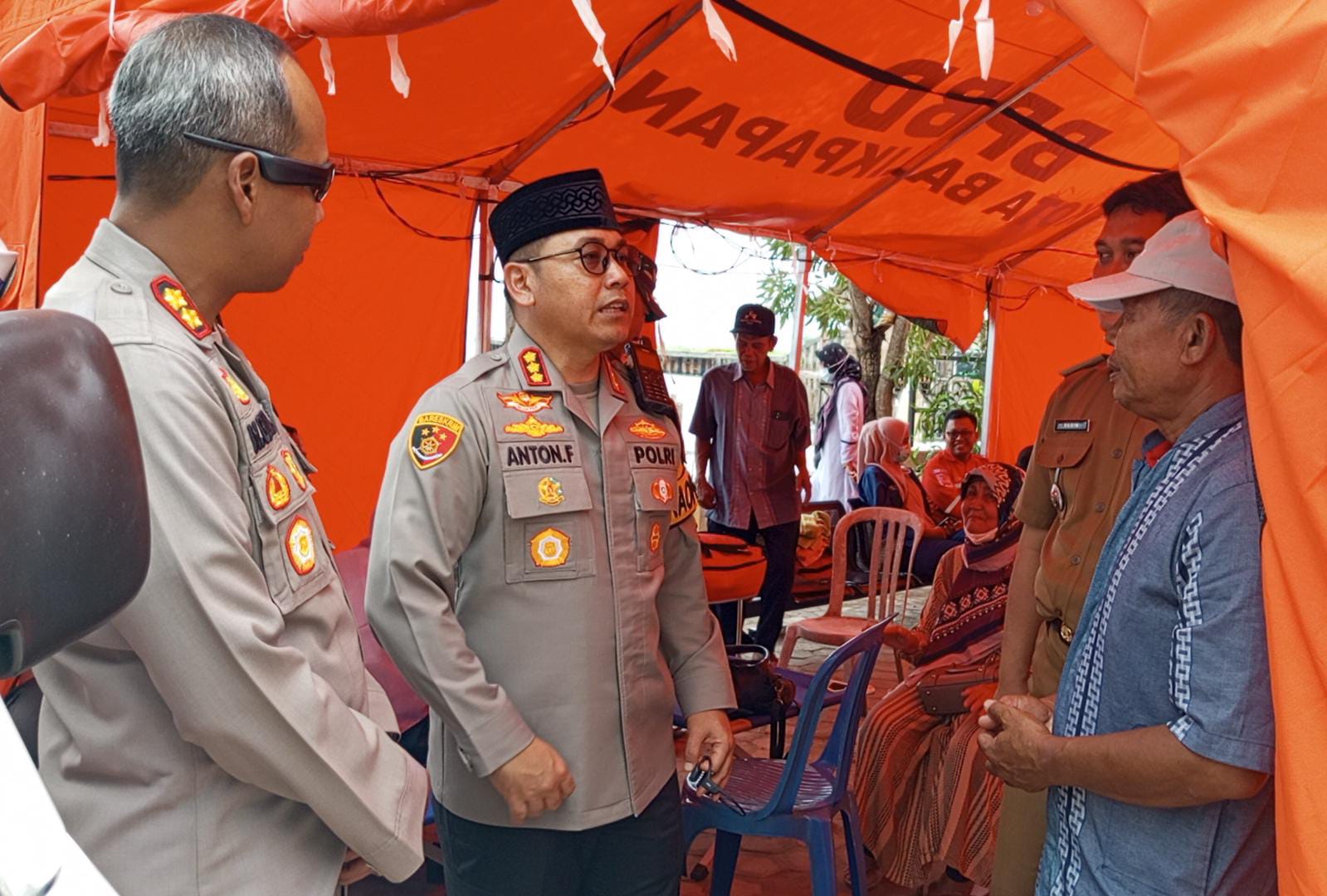 Kapolresta beserta Jajaran Serahkan Bantuan Kepada Korban Kebakaran di Klandasan Ullu Siang Ini