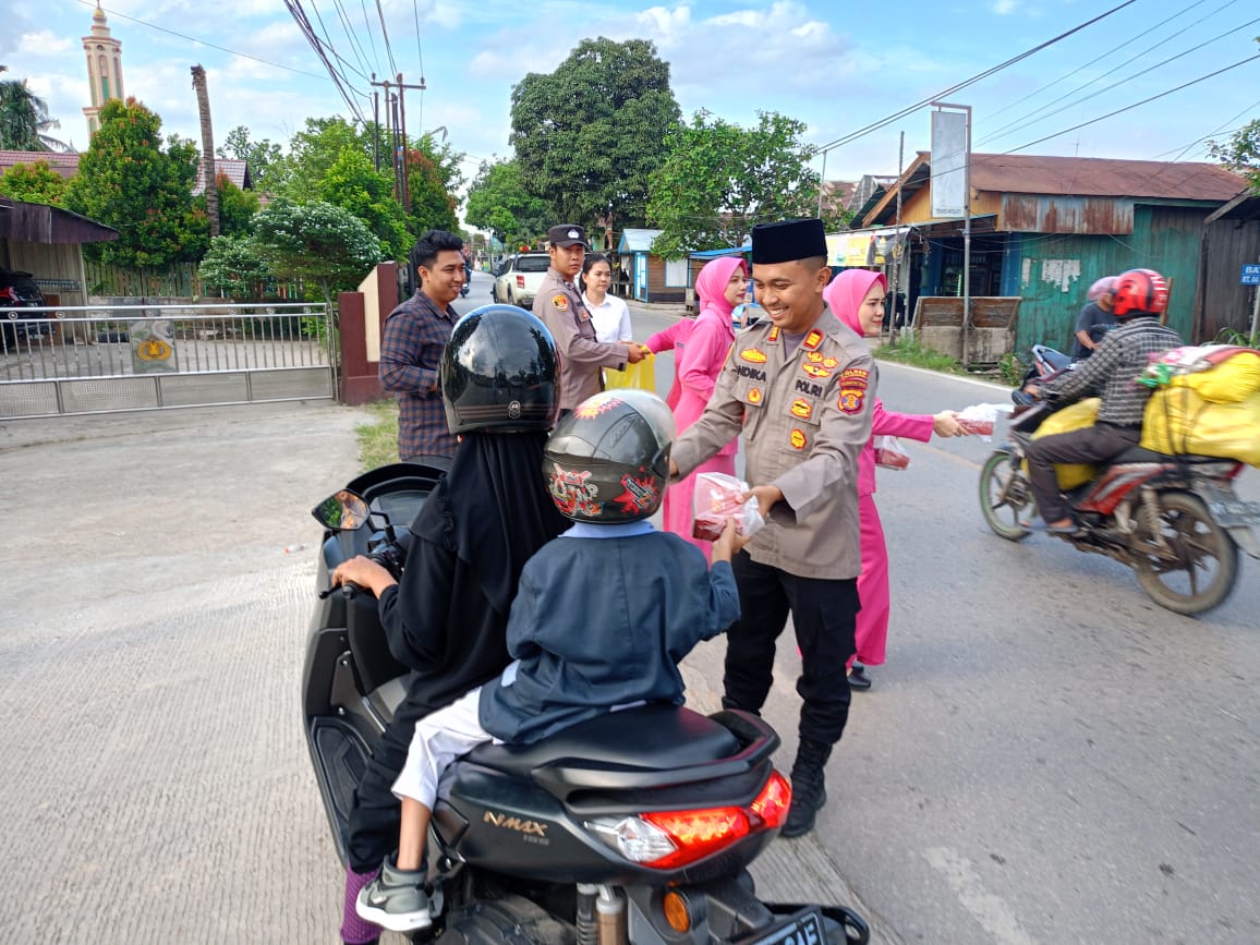 Polsek Loa Kulu dan Bhayangkari Bagi-bagi Takjil Gratis