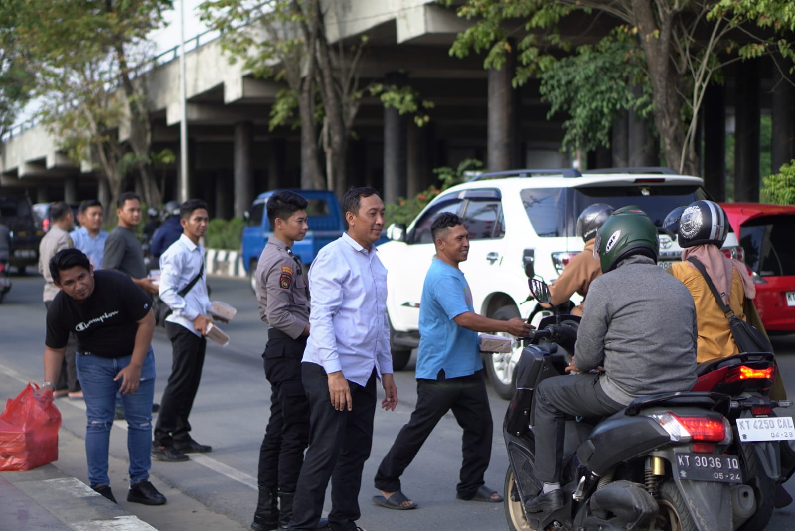 Jelang Buka Puasa, Polresta Samarinda Berbagi Takjil Kepada Pengendara