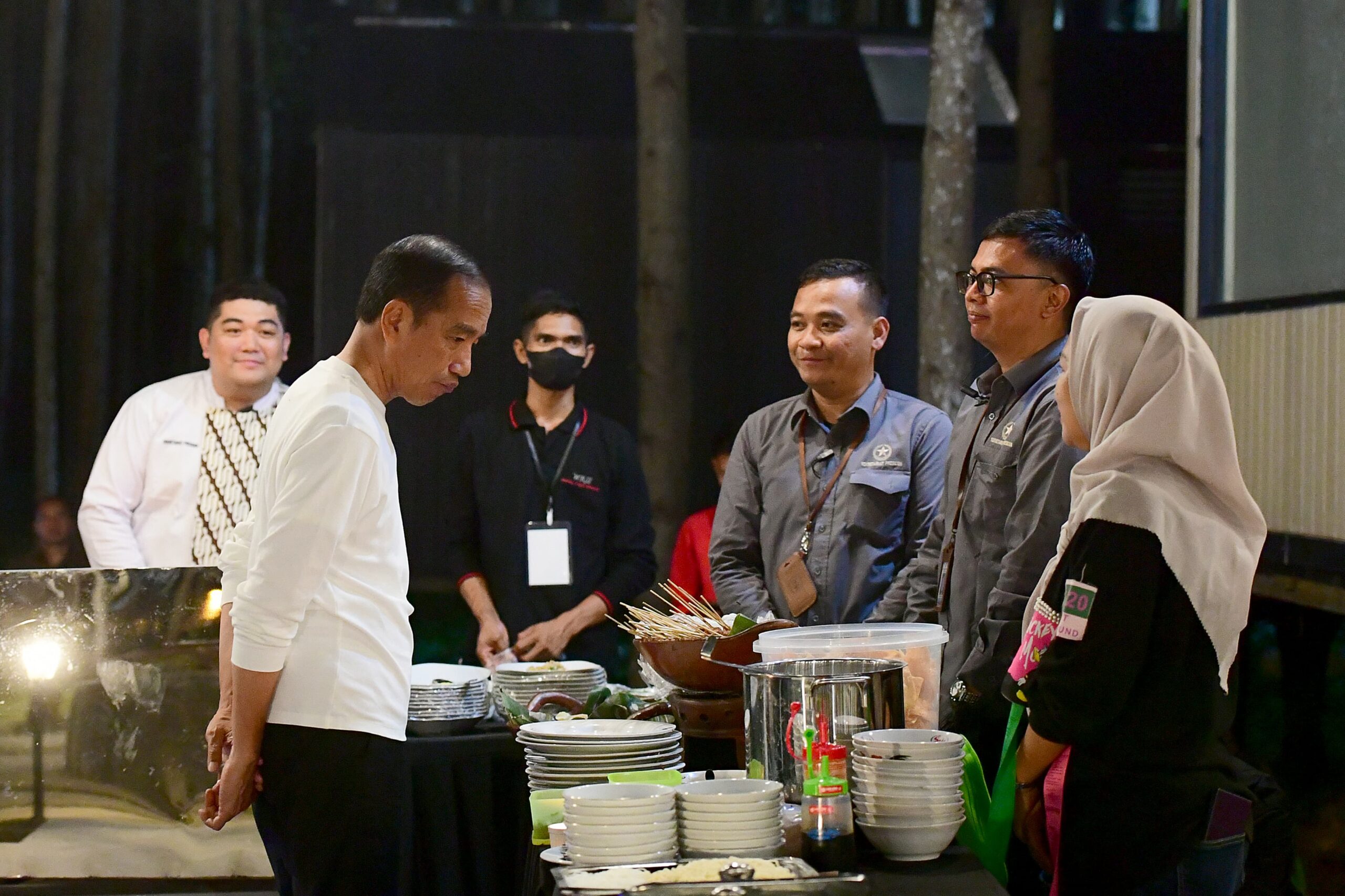 Saat Presiden Jokowi Nikmati Malam di IKN Bersama Para Menteri