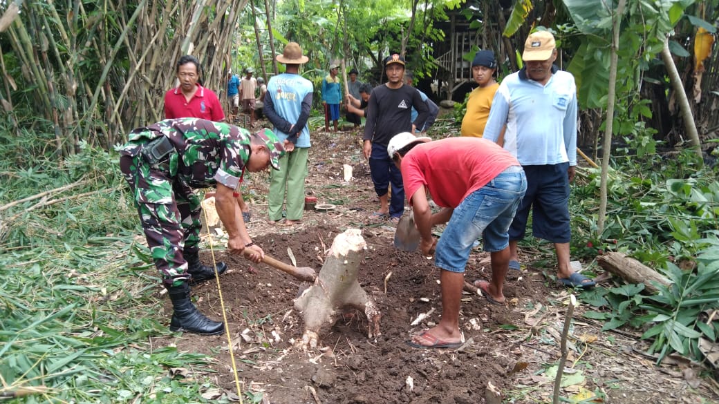 Koramil 04 Comal Bareng Warga Desa Kandang Membuka Jalan Alternatif