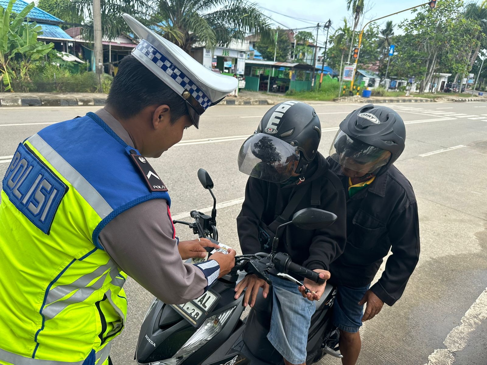 Satlantas Polres Kukar Bagikan Stiker Tertib Berkendara, Imbau Keselamatan Berkendara