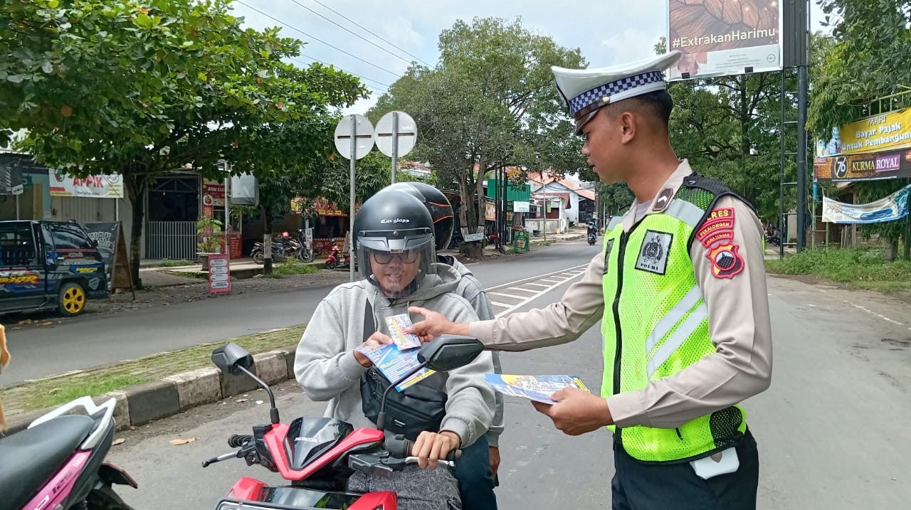 Sosialisasi Keselamatan dalam Berlalu Lintas, Sat Lantas Polres Pekalongan Bagikan leaflet dan Stiker kepada Pengguna Jalan