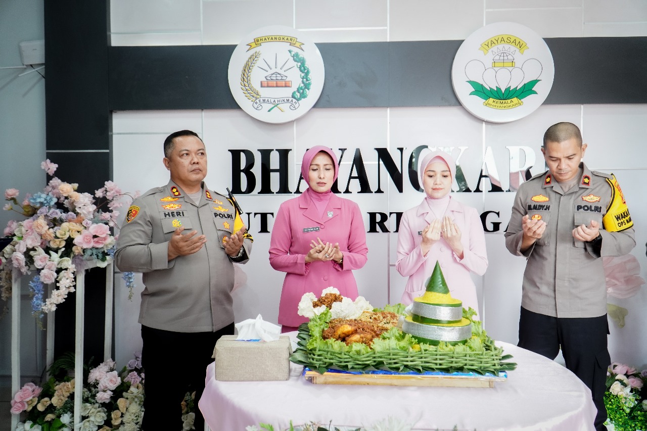 Potong Tumpeng, Kapolres Kutai Kartanegara Resmikan Gedung Bhayangkari Yang Baru