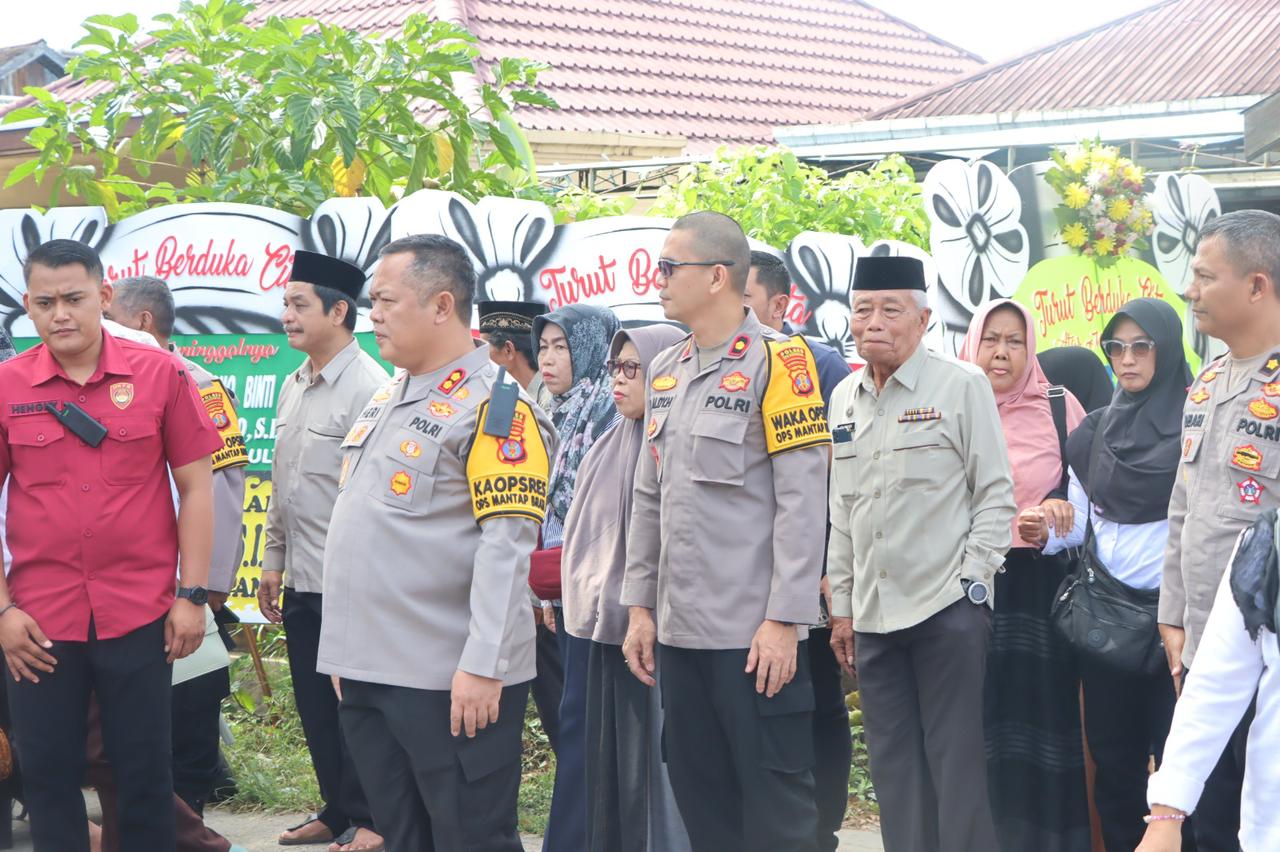 Kapolres Kutai Kartanegara Hadiri Pemakaman Ibu Murniyatie Munardiono