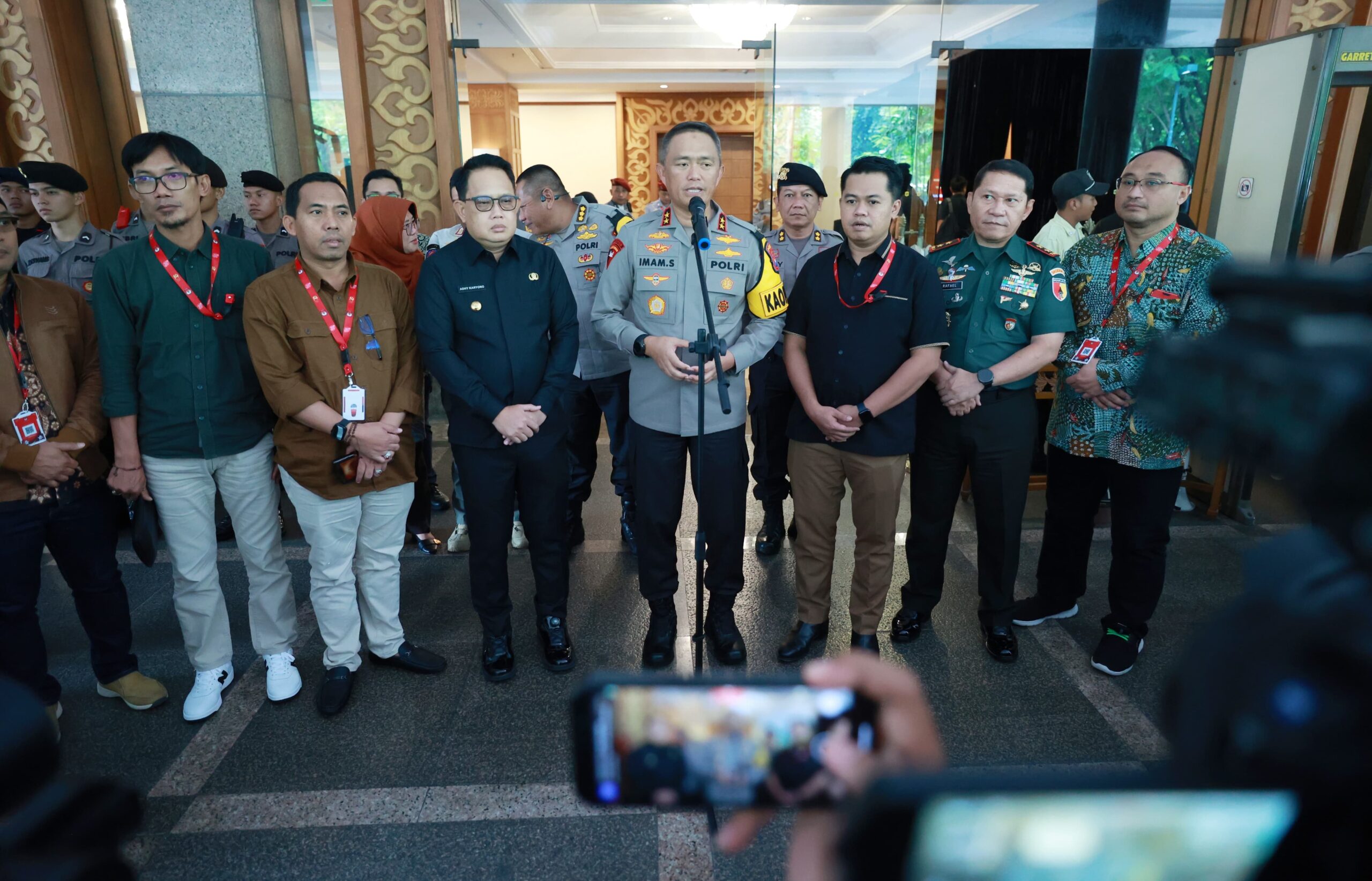 Kapolda Jatim Pastikan Proses Rekapitulasi Pemilu di KPU Jatim Berjalan Aman dan Lancar