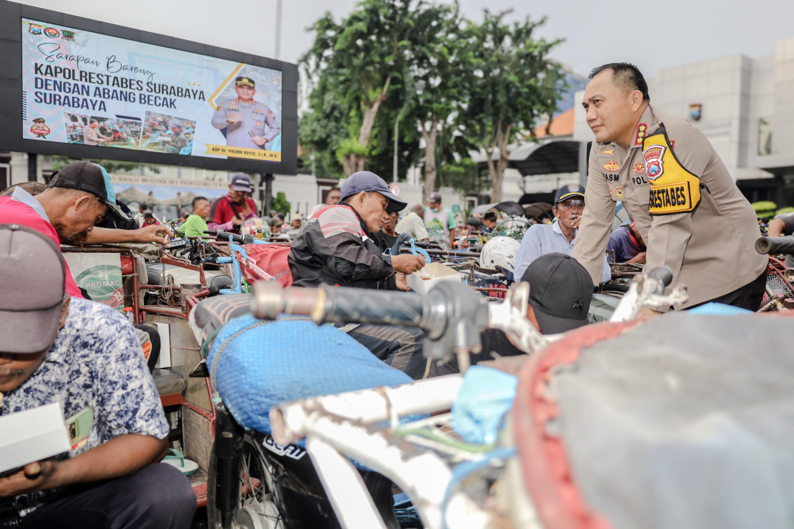 Merakyat, Kapolrestabes Surabaya Ajak Sarapan Bareng dan Berbagi Sembako untuk Abang Becak