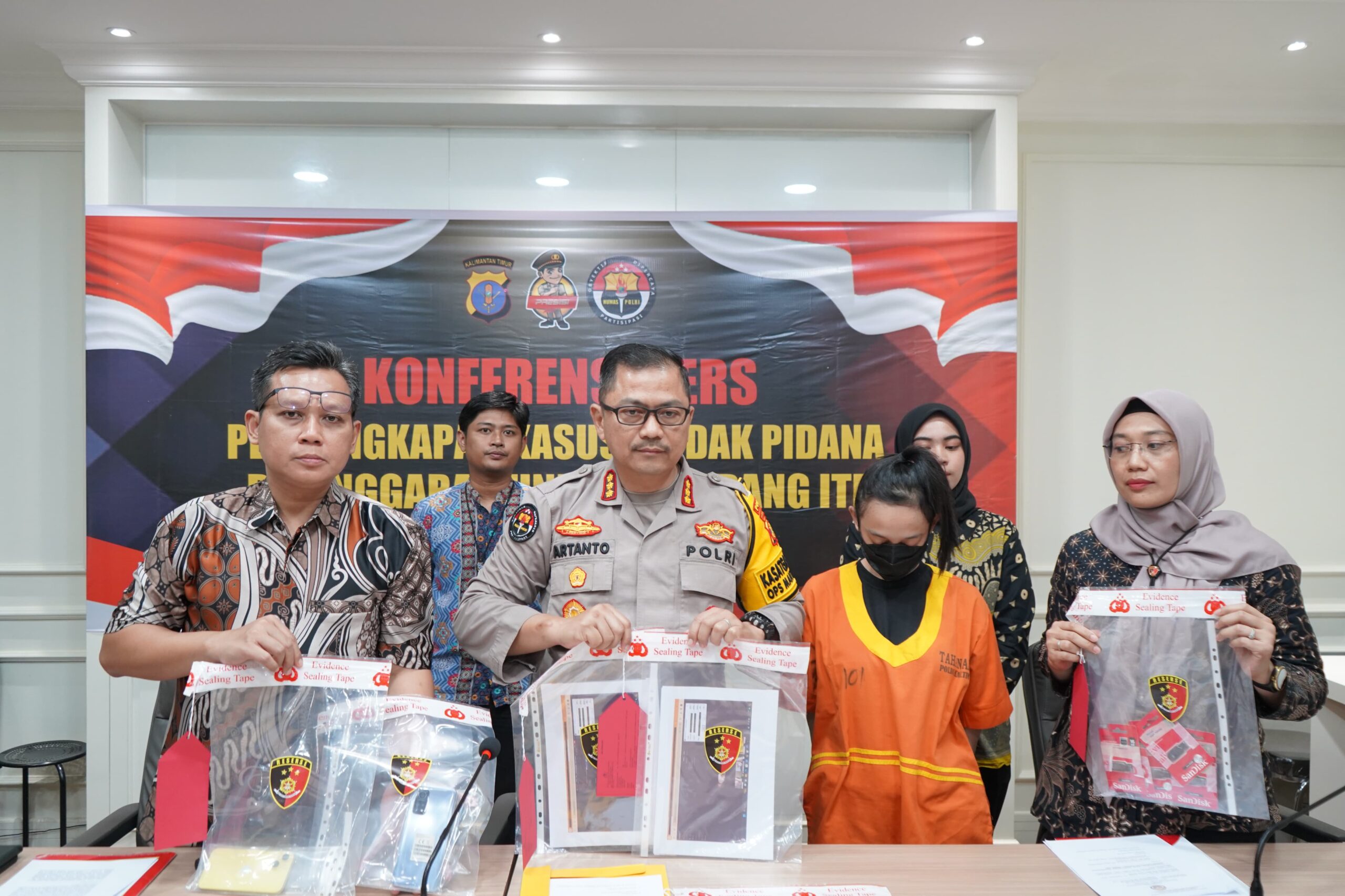 Polda Kaltim Gelar Konferensi Pers Pengungkapan Kasus Tindak Pidana Pelanggaran Undang-Undang ITE dan Pornografi