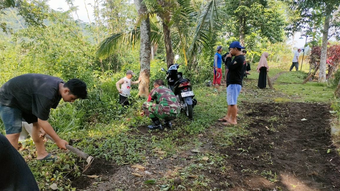 Bersama Koramil 10 Moga Lakukan Pembersihan TPU Jelang Bulan Suci Romadhon