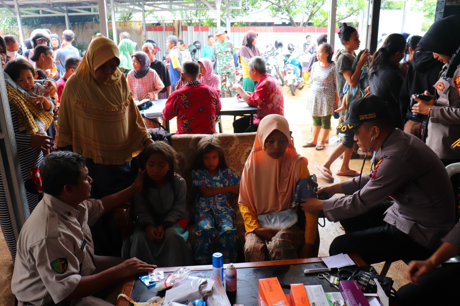 Polres Pekalongan Berikan Pelayanan Kesehatan Gratis kepada Warga Terdampak Banjir di Pekalongan