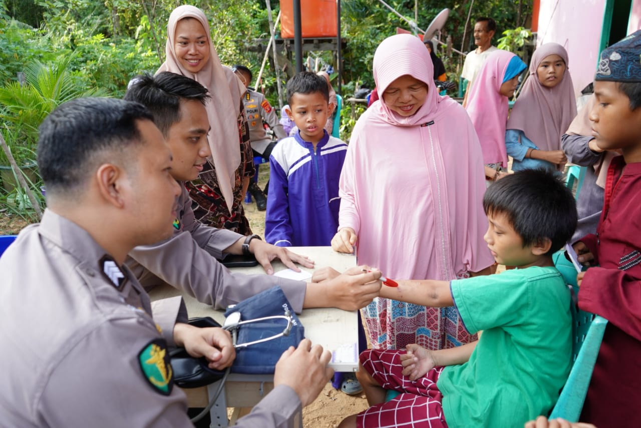 Peduli Masyarakat, Polda Kaltim Gelar Bhakti Kesehatan dan Jumat Berkah di Balikpapan Timur