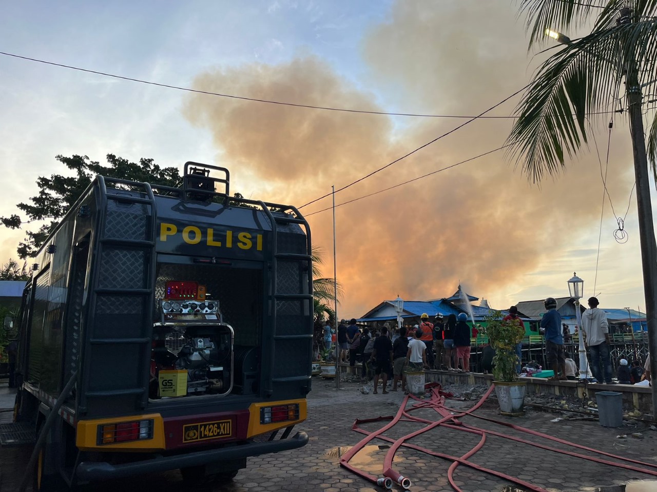 Gerak Cepat, Tim Respon Bencana Polda Kaltim Bantu Padamkan Kebakaran di Klandasan