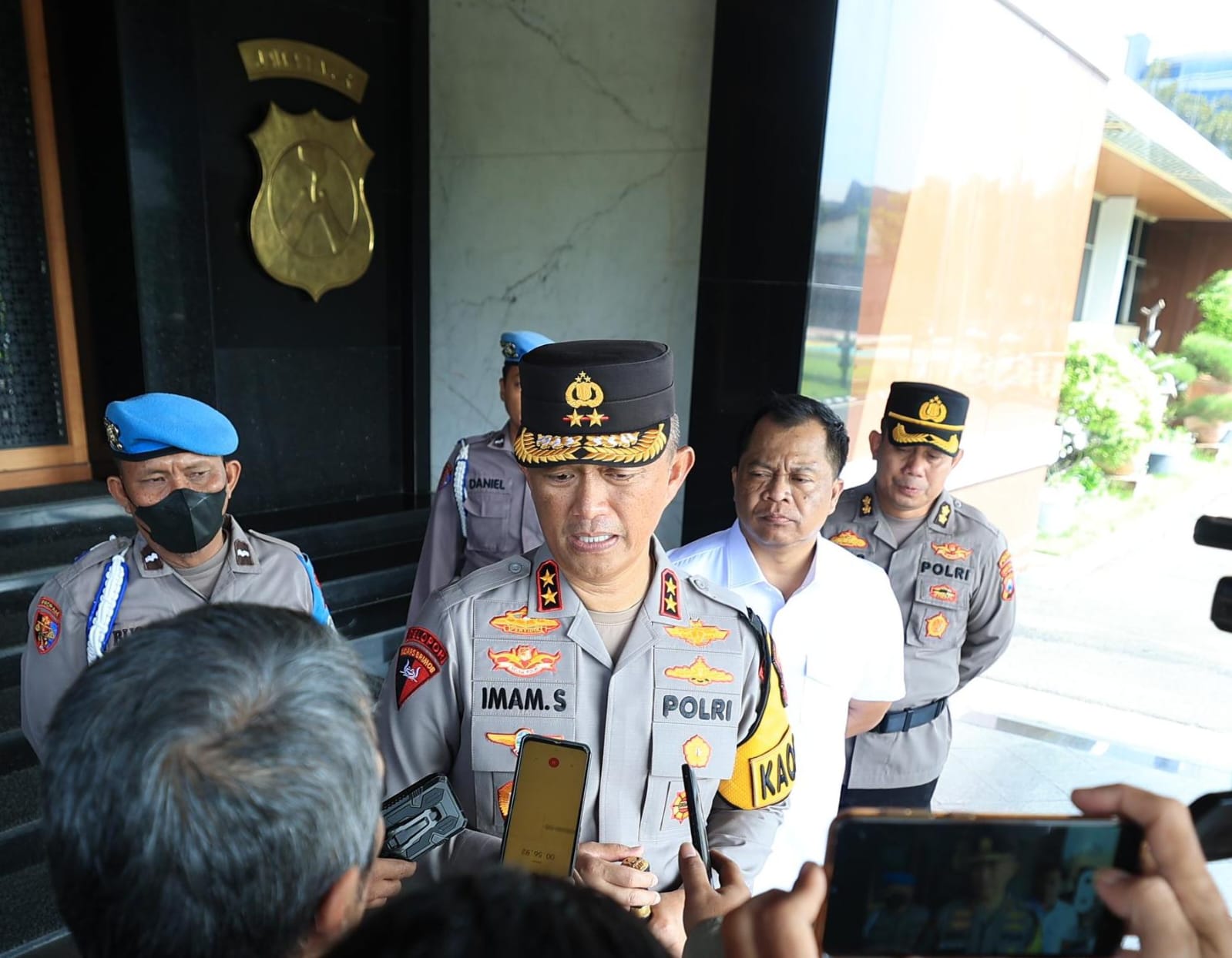 Dinilai Berprestasi Kapolda Jatim Beri Penghargaan Tim Satgas Pangan