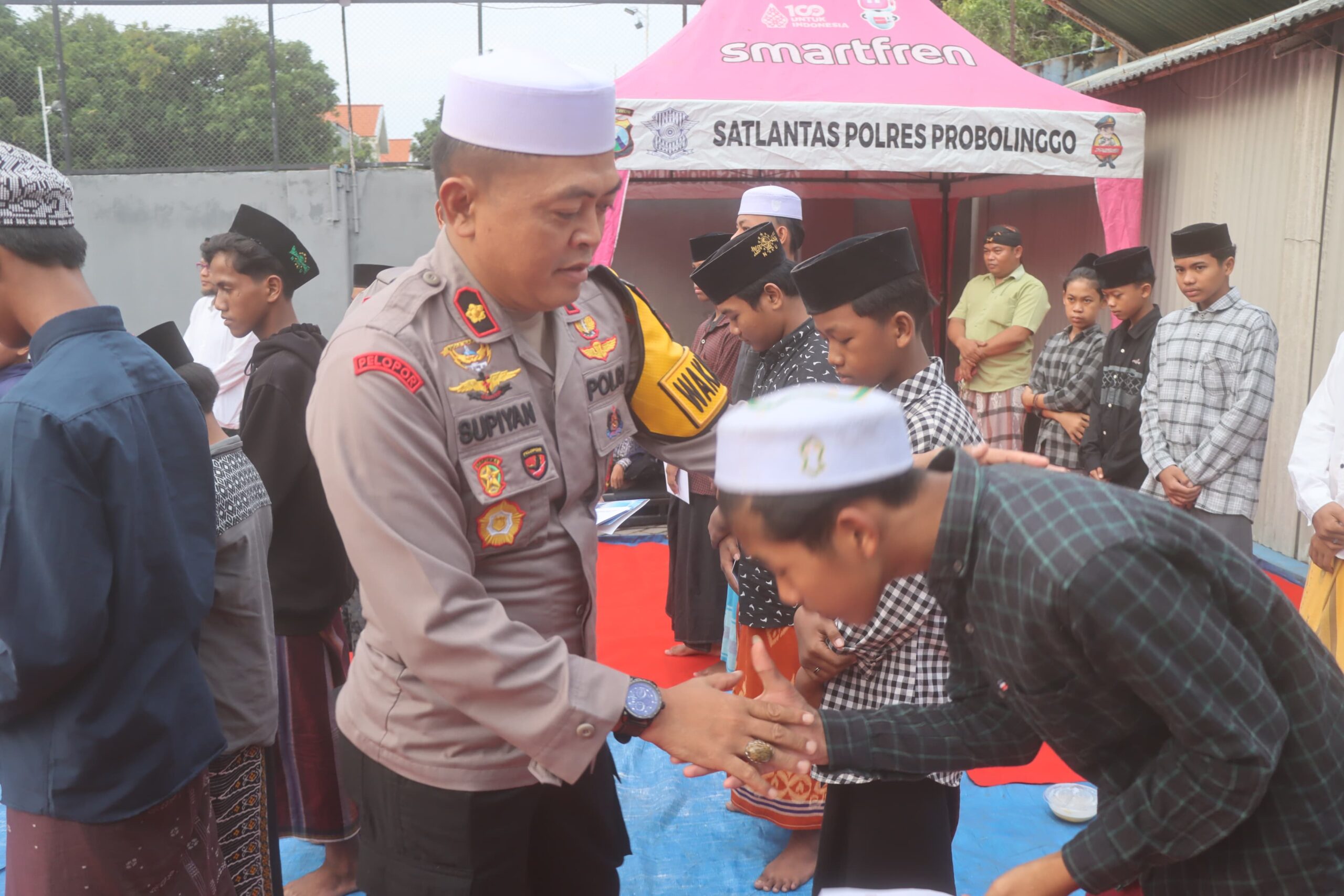 Gapai Berkah Ramadhan, Kapolres Probolinggo Berikan Santunan Anak Yatim saat Resmikan Musholla Al-Kautsar