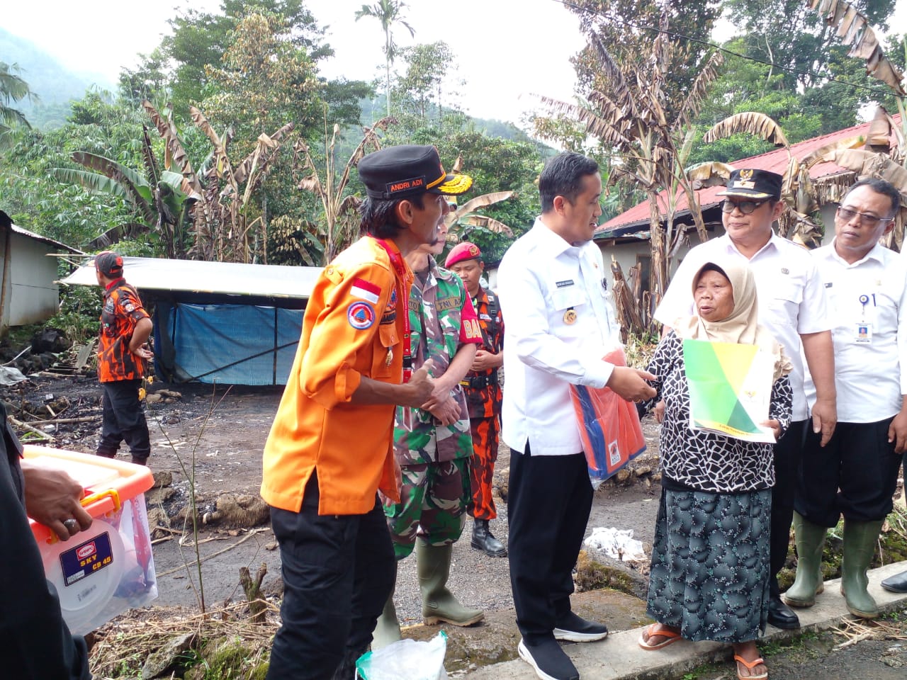 Rumah Kayu Terbakar Habis, Bupati Pemalang Berkunjung dan Beri Bantuan