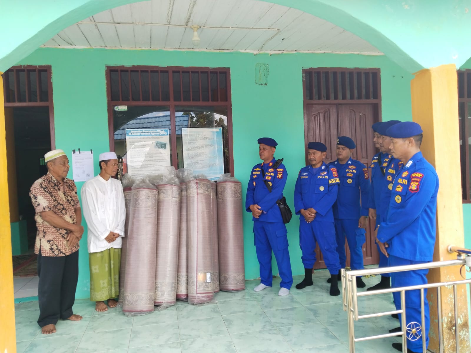 Sat Polairud Serahkan Bantuan Sajadah dan Ambal di Masjid Nurul Iman