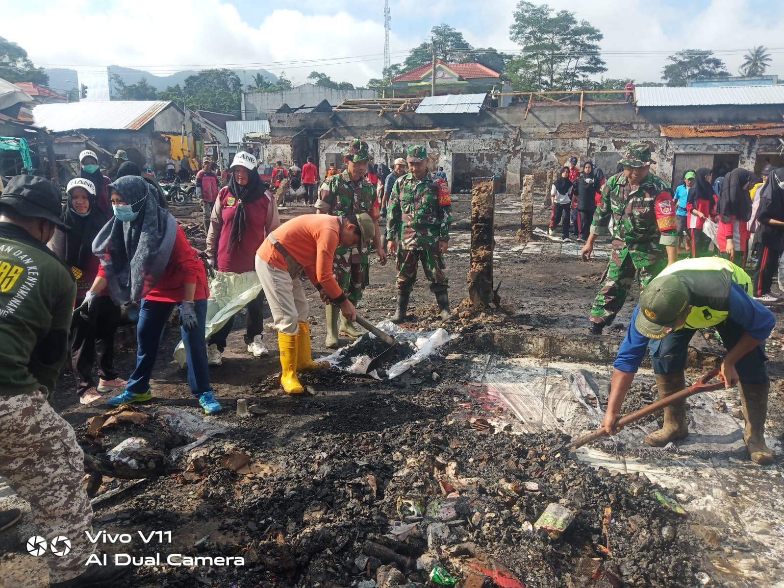 Babinsa Koramil 11 Belik Bareng Seluruh Komponen Lakukan Karya Bakti Pembersihan Pasar Belik Pasca Kebakaran