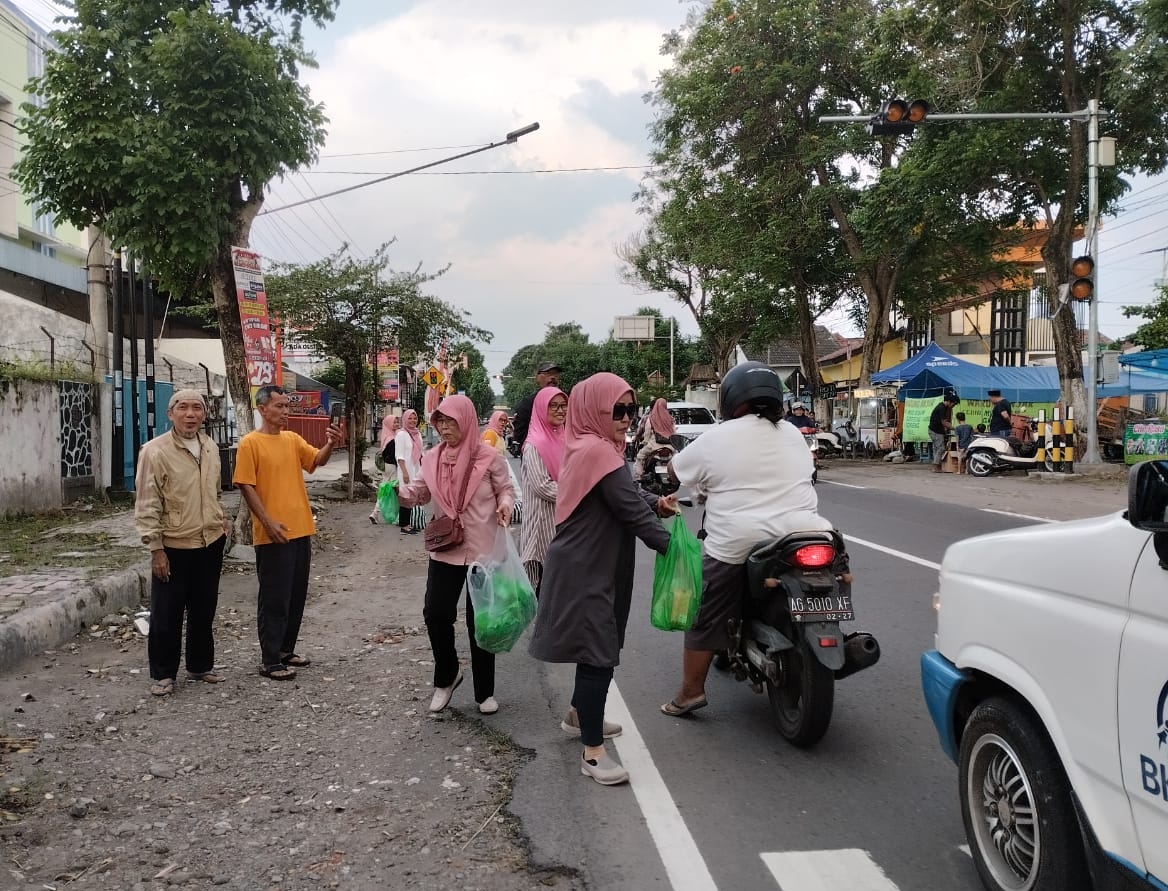 Pemred Media TNIPOLRINEWS Mengapresiasi dan Mendukung Kegiatan Bagi-Bagi Takjil CV. Surya Media Abadi Kediri