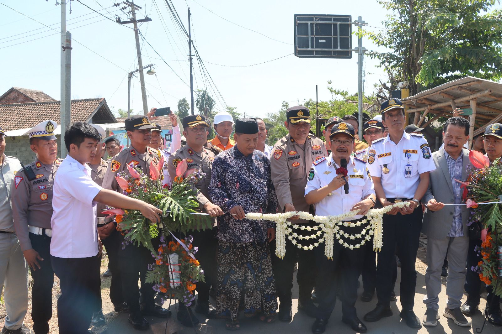 Polres Pasuruan Kota bersama Forkopimda Launching 5 Palang Pintu Perlintasan Sebidang Gelorakan BERTEMAN