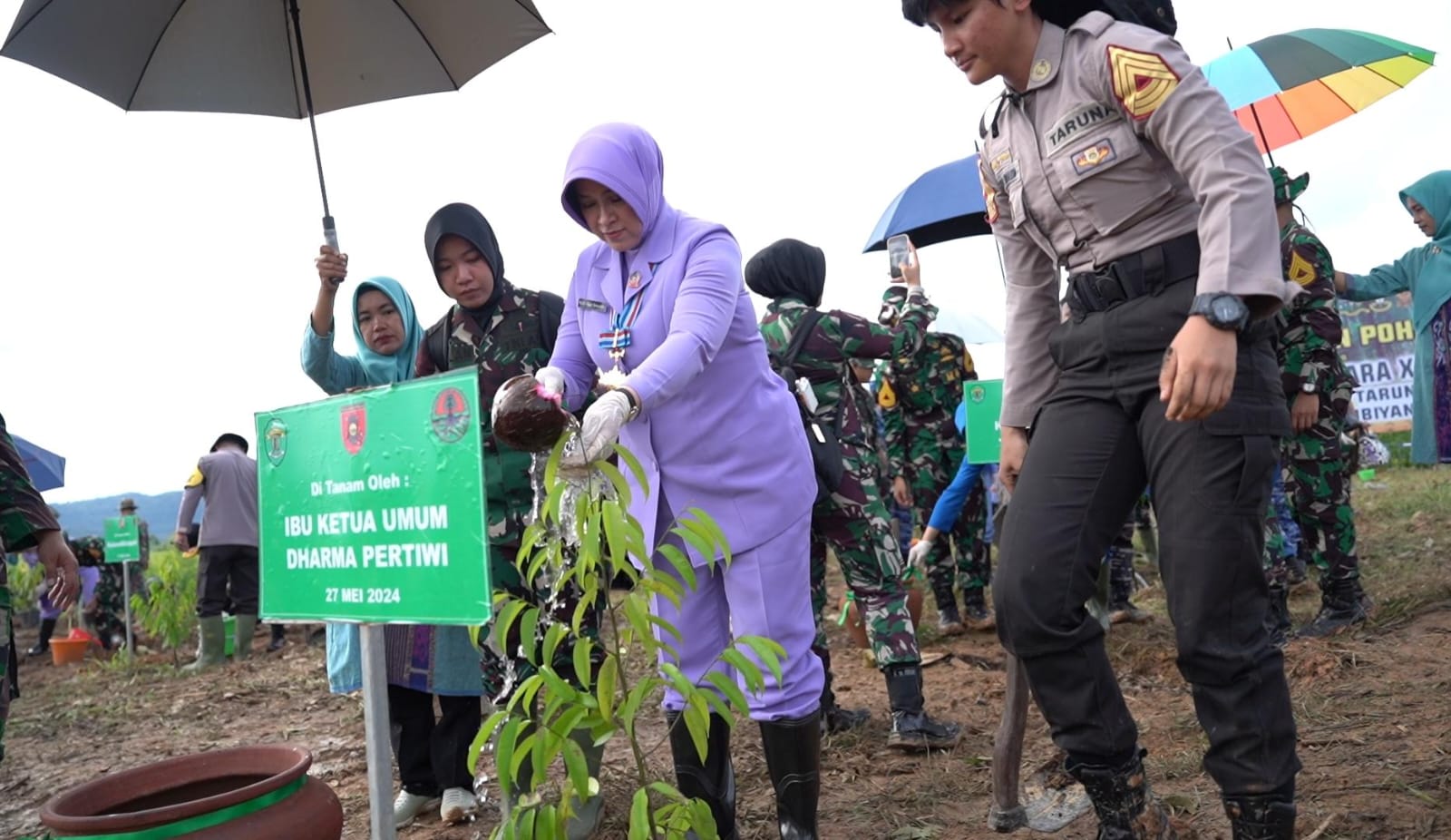 Ibu Kehormatan Taruna Akademi TNI Tanam Pohon Bersama Taruna Latsitardanus XLIV Di IKN