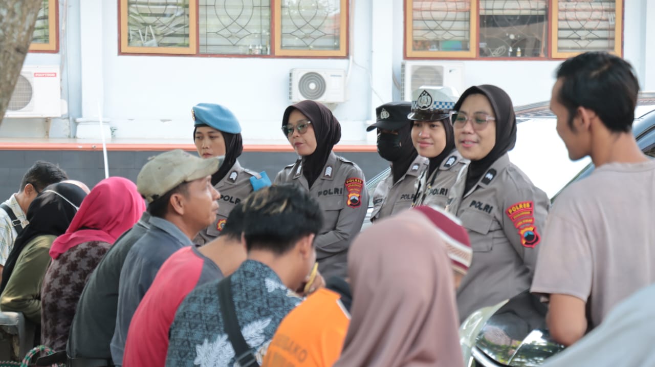 Puluhan Personil Polres Pekalongan Amankan Giat Audiensi Pedagang Pasar Desa Mrican