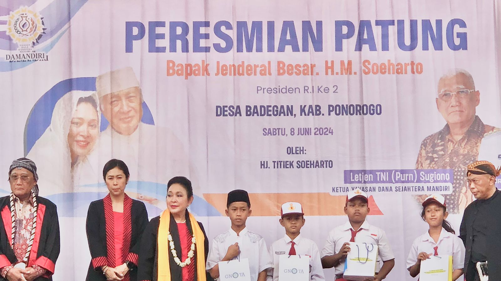 Bersama Ibu Titik Suharto Peresmian Patung Jenderal Besar HM. Suharto