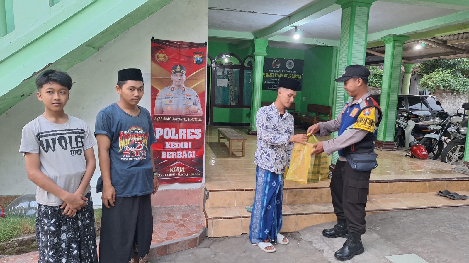 Berbagi Kasih, Polres Kediri Gelar Baksos di Panti Asuhan Al Jauhar Plosoklaten