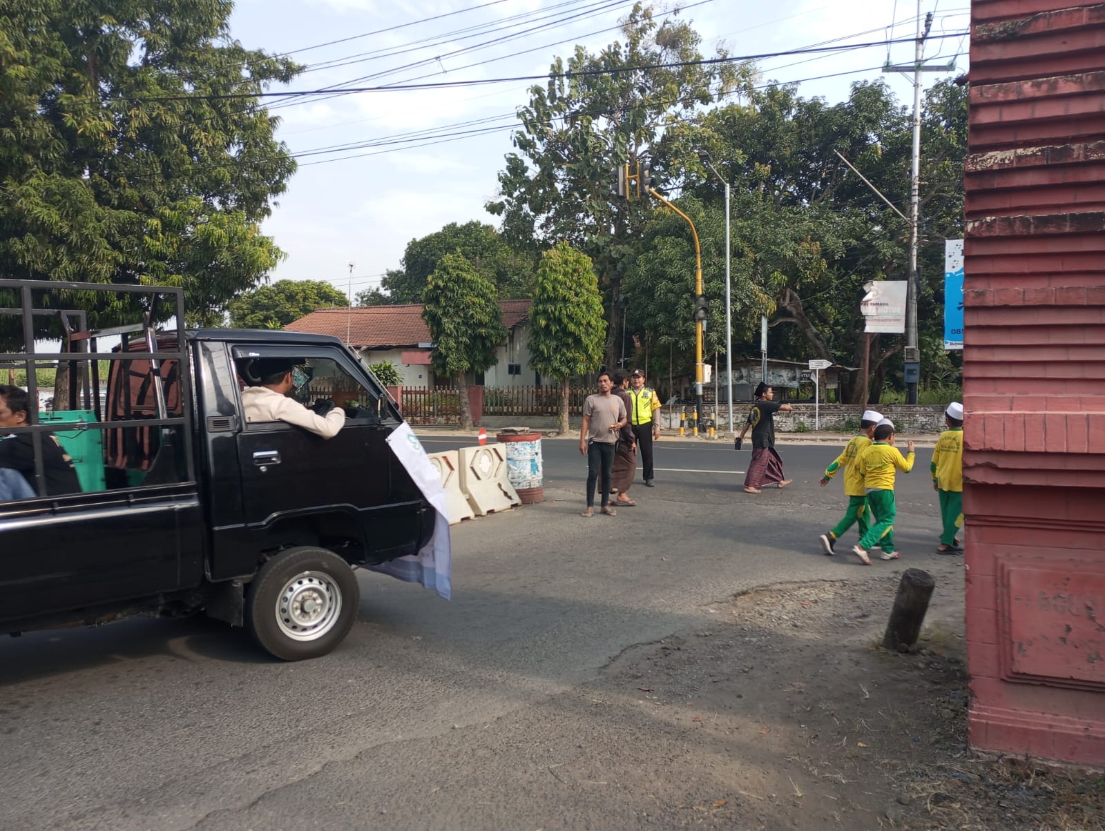 Polsek Purwoasri Monitoring Gerak Jalan Santai Ponpes Al Hikmah 