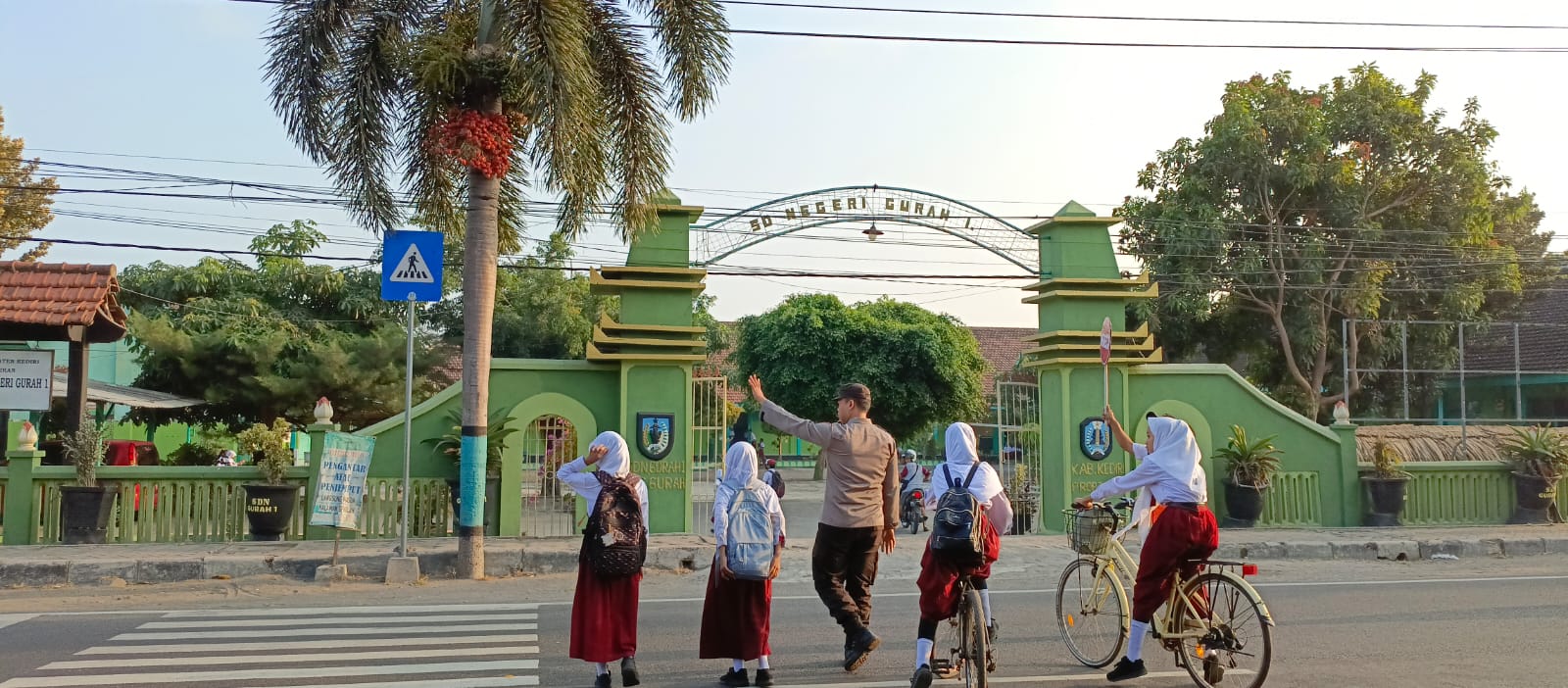 Polsek Gurah Gatur Lalin Bantu Pelajar dan Warga Menyebrang Jalan