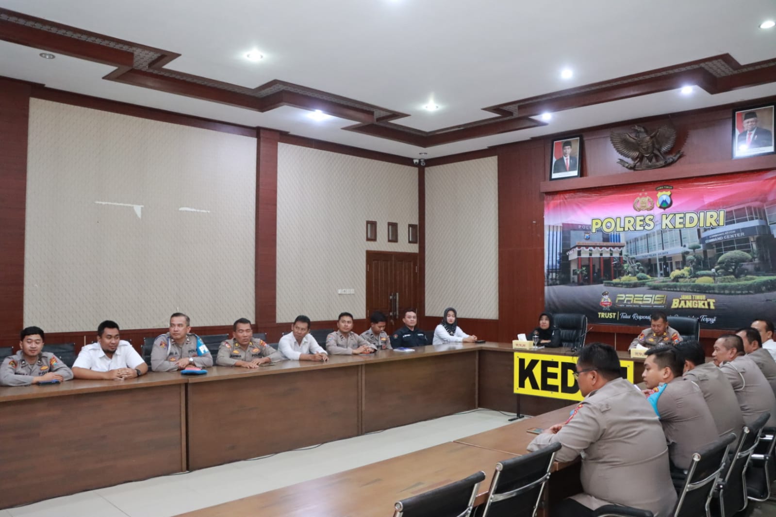 Khidmat, Anggota Polres Kediri Simak Zoom Dialog Kebangsaan